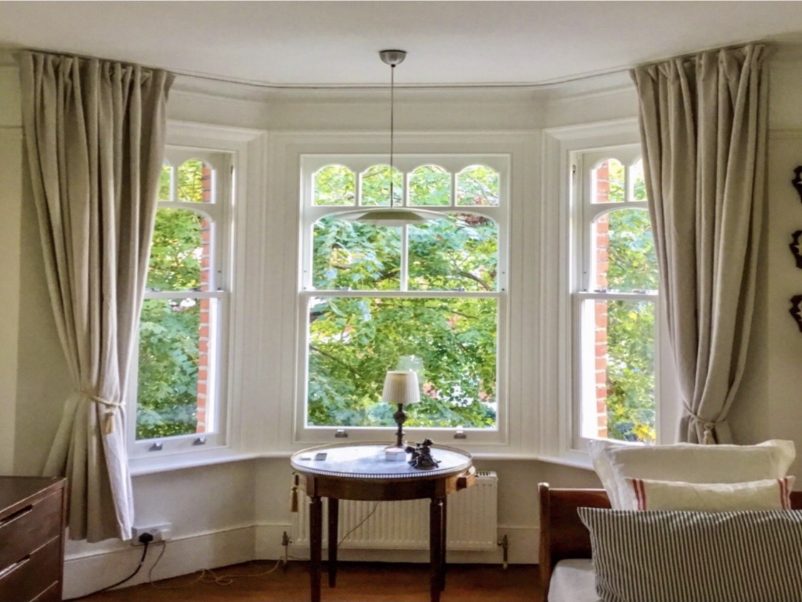 Custom curtain fitting for bay windows in modern living rooms